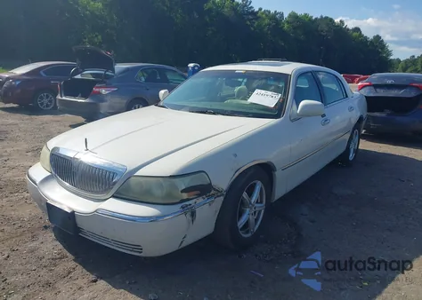 2004 Lincoln Town Car Ultimate z USA, uszkodzony, nr VIN 1LNHM83WX4Y631136